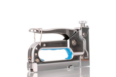 Bir metal zımba, yakın plan, beyaz arka planda izole edilmiş..