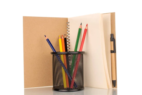 Varios Lápices Colores Vaso Metal Con Cuaderno Primer Plano Aislado — Foto de Stock