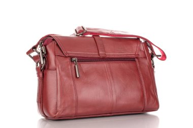 Yapay deriden yapılmış bir çanta, yakın plan, beyaz arka planda izole edilmiş..