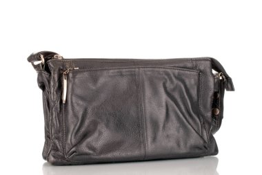 Yapay deriden yapılmış bir çanta, yakın plan, beyaz arka planda izole edilmiş..