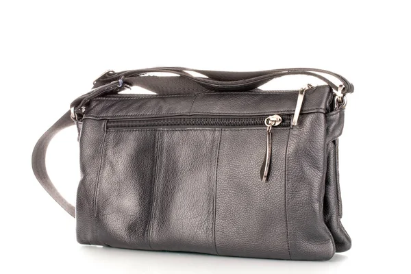 Yapay deriden yapılmış bir çanta, yakın plan, beyaz arka planda izole edilmiş..