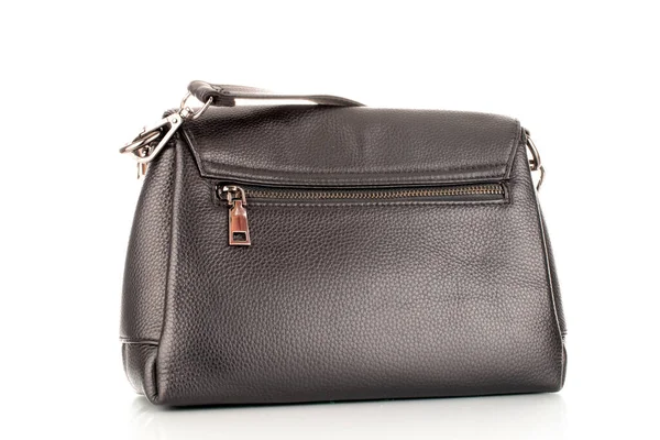 Yapay deriden yapılmış bir çanta, yakın plan, beyaz arka planda izole edilmiş..