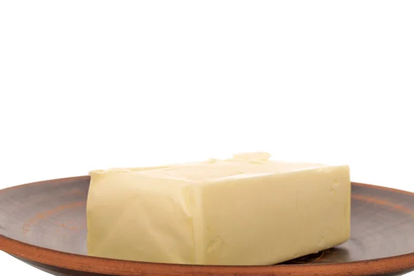 Jeden Kawałek Pysznego Masła Ceramicznej Talerzu Zbliżenie Izolowany Białym Tle — Zdjęcie stockowe