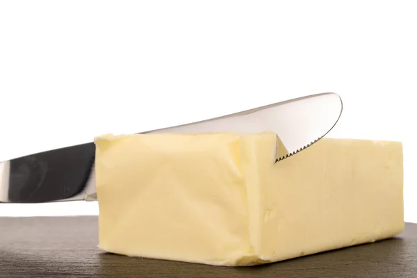 Kawałek Pysznego Masła Metalowym Nożem Kamieniu Łupkowym Zbliżenie Odizolowany Białym — Zdjęcie stockowe