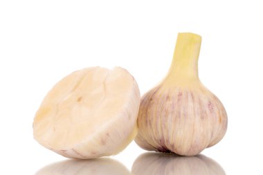 Bir buçuk baş sarımsak, yakın plan, beyaz arka planda izole edilmiş..