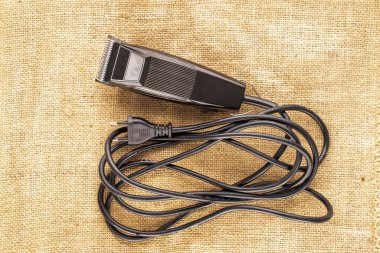 Jüt kumaş, makro, üst görünüm üzerine bir elektrikli makas..