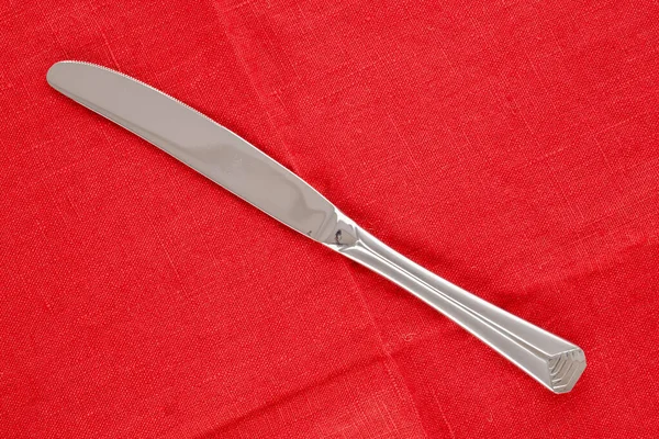 Ένα Μεταλλικό Μαχαίρι Μια Πετσέτα Κόκκινο Λινό Μακροεντολή Πάνω Όψη — Φωτογραφία Αρχείου
