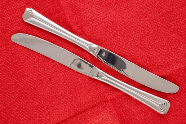 Два Металеві Ножі Червоній Лляній Серветці Макро Вид Зверху — стокове фото