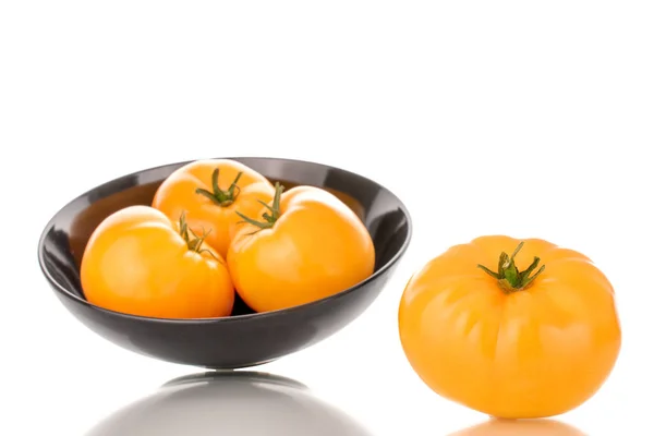 Vier Saftige Organische Gelbe Tomaten Mit Schwarzem Keramikteller Großaufnahme Isoliert — Stockfoto