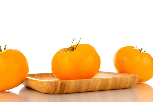 Trzy Dojrzałe Żółte Pomidory Drewnianą Tacą Zbliżenie Izolowane Białym Tle — Zdjęcie stockowe