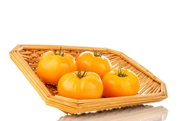 Neljä Mehukasta Orgaanista Keltaista Tomaattia Olkitarjottimella Lähikuva Eristetty Valkoisella Pohjalla — kuvapankkivalokuva