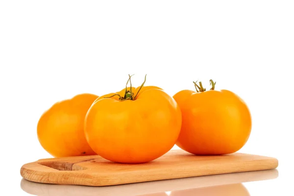 Trzy Dojrzałe Żółte Pomidory Drewnianej Desce Krojenia Zbliżenie Izolowane Białym — Zdjęcie stockowe