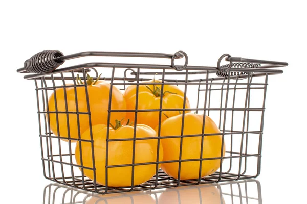 Vier Reife Gelbe Tomaten Einem Korb Nahaufnahme Isoliert Auf Weißem — Stockfoto