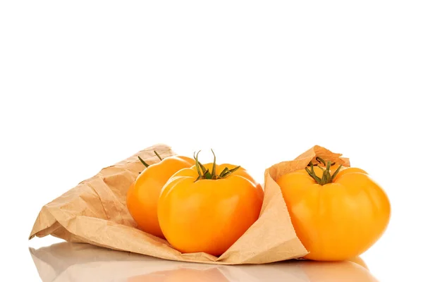 Trzy Soczyste Organiczne Żółte Pomidory Papierową Torbą Zbliżenie Odizolowane Białym — Zdjęcie stockowe