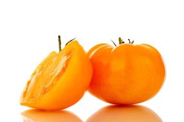 Bir buçuk organik sarı domates, yakın plan, beyaz arka planda izole edilmiş..