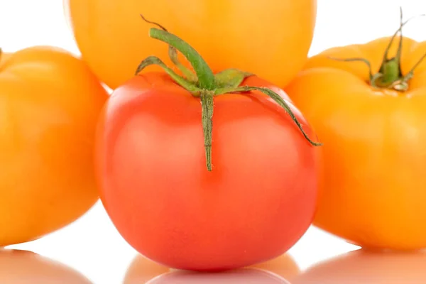 四个有机西红柿 一个红色 三个黄色 白色背景隔离 — 图库照片