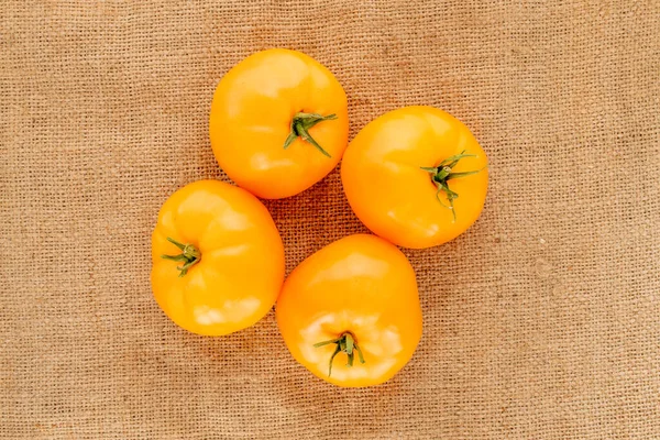 Cuatro Tomates Amarillos Orgánicos Tela Yute Cerca Vista Superior —  Fotos de Stock