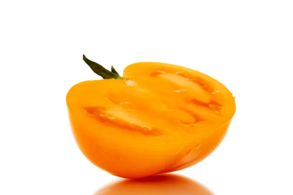 유기농 노란색 토마토의 절반은 배경에 분리되어 있습니다 — 스톡 사진