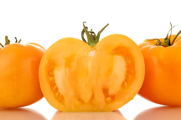 Połowa Dwa Organiczne Żółte Pomidory Bliska Izolowane Białym Tle — Zdjęcie stockowe