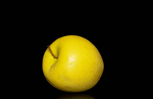 Jedno Zralé Žluté Jablko Detailní Záběr Izolované Černém Pozadí — Stock fotografie