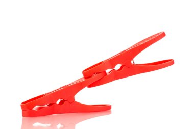 İki plastik mandal, makro, beyaz arka planda izole edilmiş..