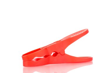 Bir mandal, yakın plan, beyaz arka planda izole edilmiş..