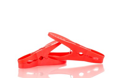 İki plastik mandal, makro, beyaz arka planda izole edilmiş..