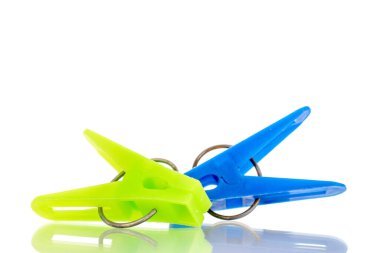 İki plastik mandal, makro, beyaz arka planda izole edilmiş..