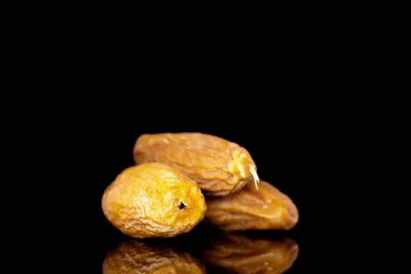 Três Doces Tâmaras Secas Macro Isoladas Sobre Fundo Preto — Fotografia de Stock