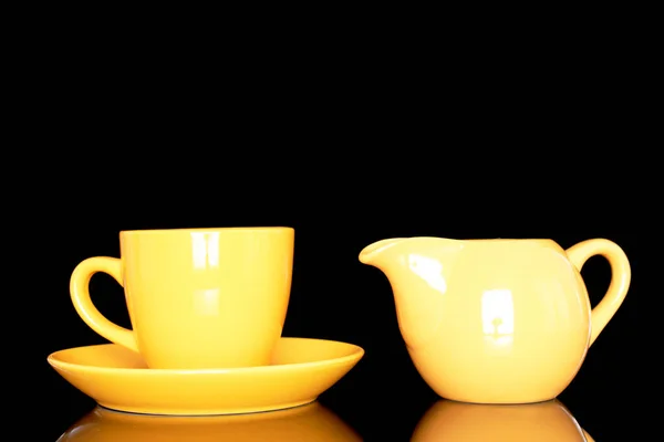 Eine Keramikmilchkanne Und Eine Tasse Großaufnahme Isoliert Auf Schwarzem Hintergrund — Stockfoto