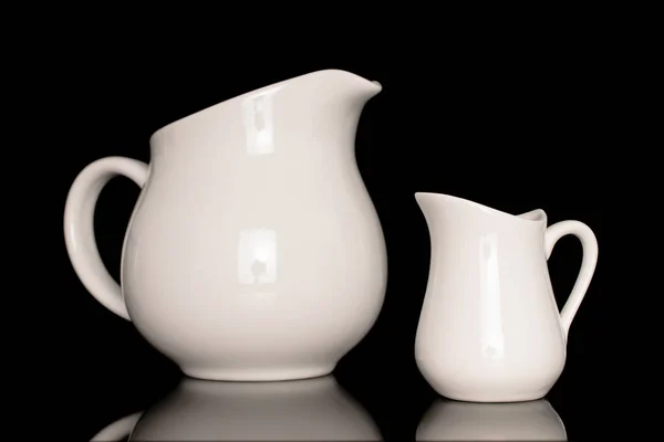 Два Керамічних Молочних Глечика Крупним Планом Ізольовані Чорному Тлі — стокове фото