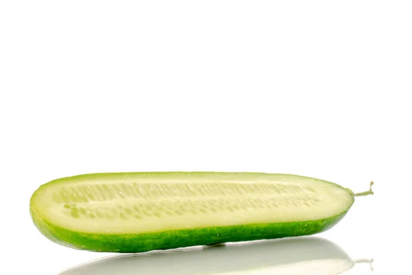 Helft Van Een Sappige Gladde Komkommer Macro Geïsoleerd Een Witte — Stockfoto