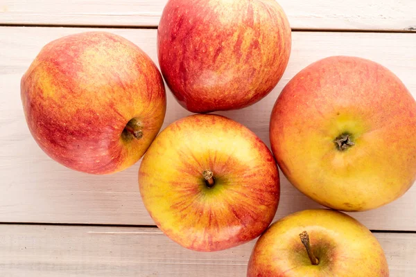 Ahşap bir masada birkaç kırmızı organik elma, yakın plan, üst manzara..