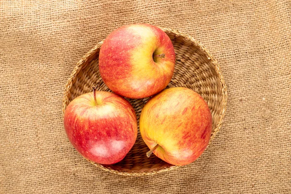 Tres Manzanas Rojas Orgánicas Con Una Placa Paja Paño Yute — Foto de Stock