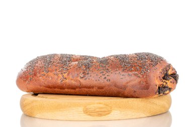 İştah açıcı ev yapımı haşhaş tohumu, ahşap tepside, yakın plan, beyaz arka planda izole edilmiş..