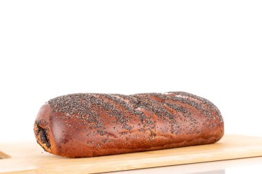 İştah açıcı ev yapımı haşhaş tohumu, ahşap tepside, yakın plan, beyaz arka planda izole edilmiş..