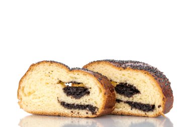 Beyaz arka planda izole edilmiş iki parça ev yapımı haşhaş tohumu..