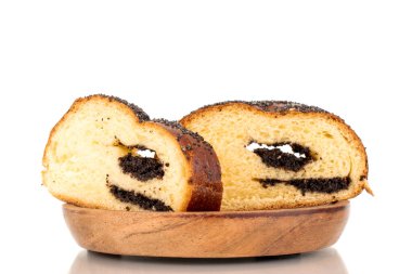 İki dilim ev yapımı haşhaş tohumu, beyaz bir arka planda izole edilmiş, ahşap bir çay tabağında..