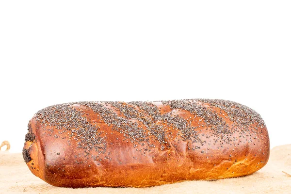 Bir adet iştah açıcı ev yapımı haşhaş tohumu jüt peçetede, yakın plan, beyaz arka planda izole edilmiş..