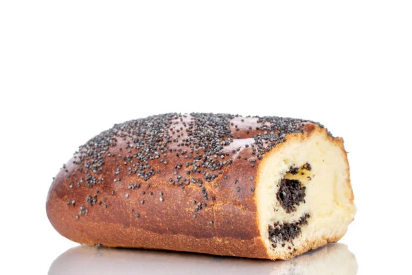 Lezzetli ev yapımı haşhaş tohumu rulosunun yarısı, yakın plan, beyaz arka planda izole..