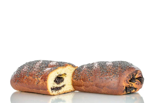 İki parça lezzetli ev yapımı haşhaş tohumu, yakın plan, beyaz arka planda izole..