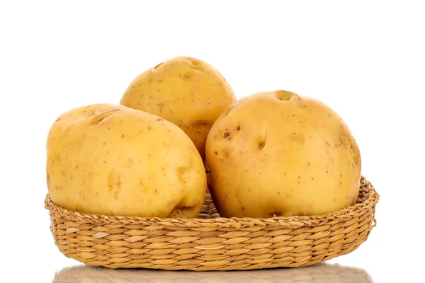 Τρεις Ακατέργαστες Βιολογικές Πατάτες Ένα Πιάτο Άχυρο Κοντινό Πλάνο Απομονωμένες — Φωτογραφία Αρχείου