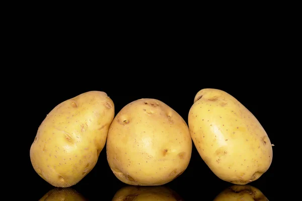 Três Batatas Orgânicas Cruas Close Isoladas Sobre Fundo Preto — Fotografia de Stock