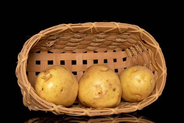 Αρκετές Ακατέργαστες Βιολογικές Πατάτες Καλάθι Κοντινές Απομονωμένες Μαύρο Φόντο — Φωτογραφία Αρχείου