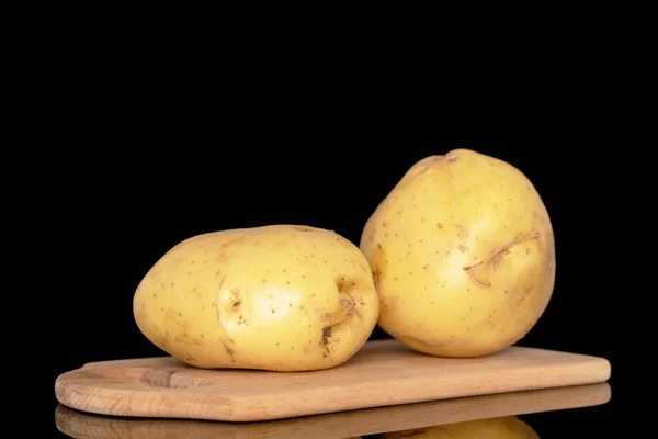 Duas Batatas Orgânicas Cruas Uma Placa Corte Madeira Close Isoladas — Fotografia de Stock