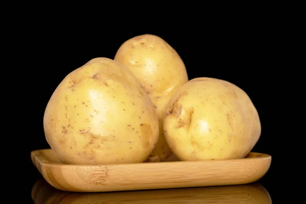 Αρκετές Ακατέργαστες Βιολογικές Πατάτες Ένα Πιάτο Μπαμπού Κοντινό Πλάνο Απομονωμένες — Φωτογραφία Αρχείου