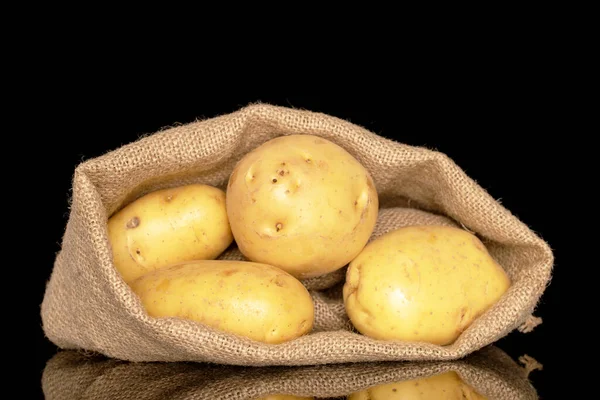 Αρκετές Ακατέργαστες Βιολογικές Πατάτες Τσάντα Από Γιούτα Κοντινές Απομονωμένες Μαύρο — Φωτογραφία Αρχείου