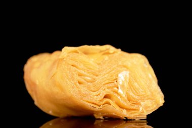 Bir dilim bal baklavası, yakın plan, siyah arka planda izole edilmiş..