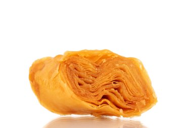 Bir dilim bal baklavası, yakın plan, beyaz arka planda izole edilmiş..