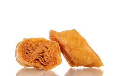 İki dilim tatlı bal baklavası, yakın plan, beyaz arka planda izole edilmiş..